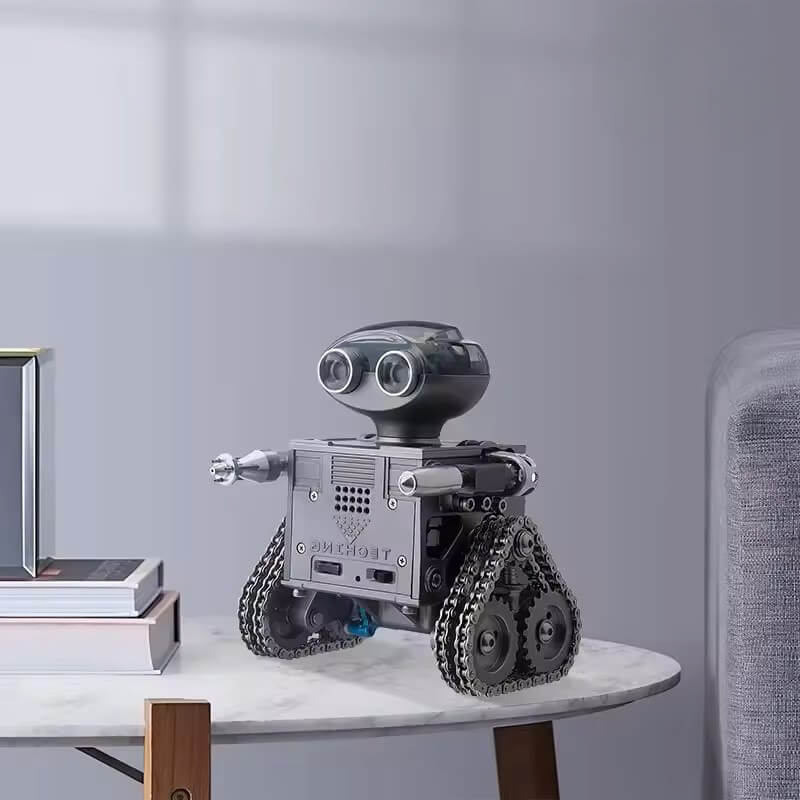 Nuotoliniu būdu valdomas metalinis robotas