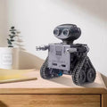 Nuotoliniu būdu valdomas metalinis robotas